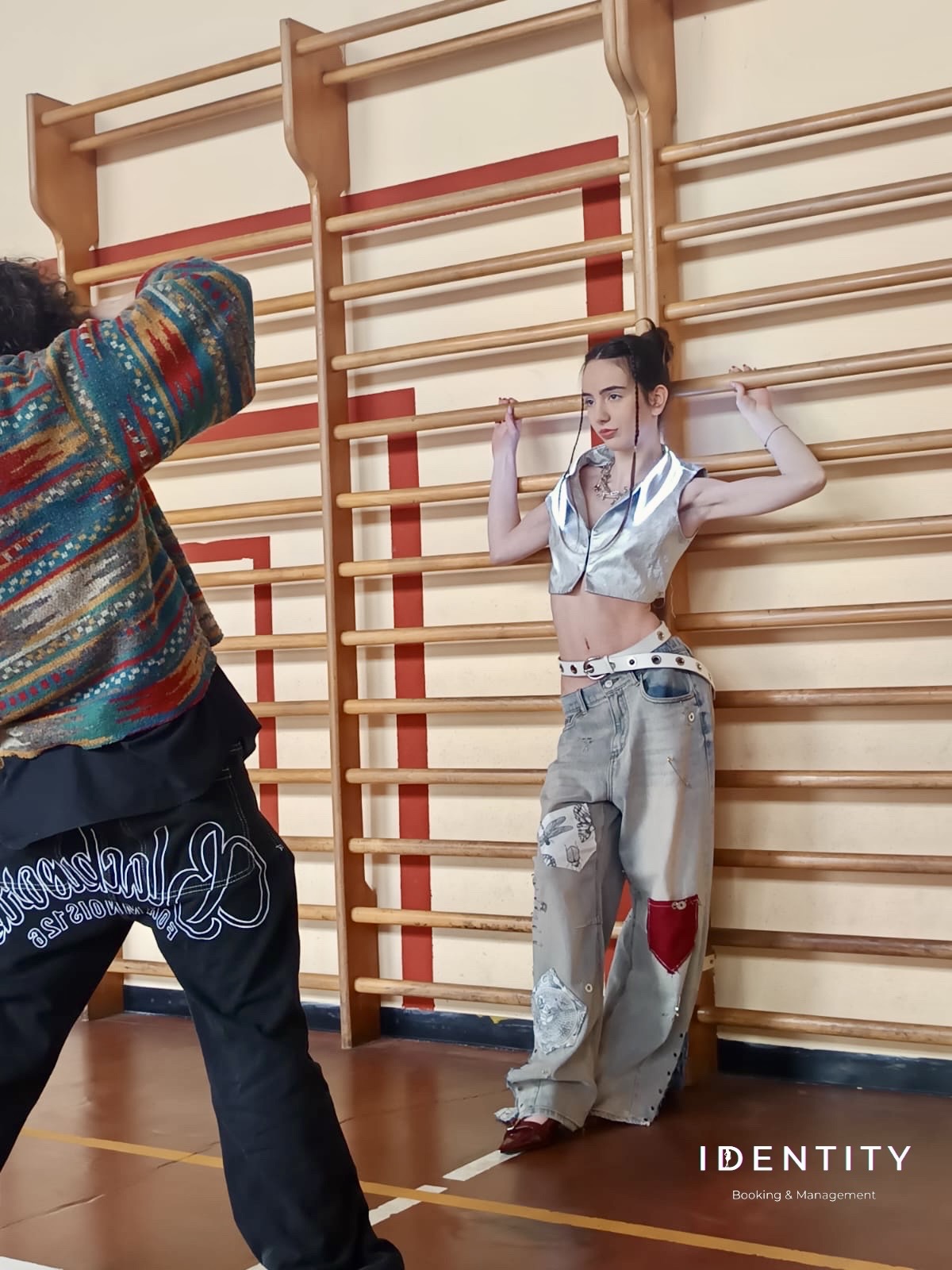 Editoriale "college" con modella Identity